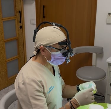 Dr. Salvatore Maugeri mentre esegue una visita odontoiatrica in studio a Catania