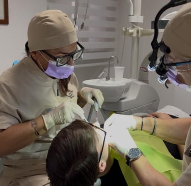 Assistente alla poltrona (ASO) durante una procedura nello studio dentistico a Catania