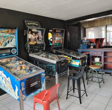 Bornes d'arcade mythiques avec écrans rétro-éclairés pour une immersion totale dans l'univers gaming