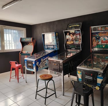 Alignement de bornes d'arcade vintage authentiques dans l'espace de loisirs de L’Entrepotes.