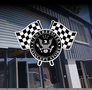 Gros plan sur le logo de l'Entrepôt et vue partielle de l'entrée du garage vintage des années 50.