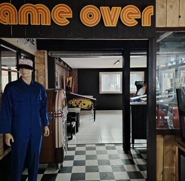 Vue panoramique de la salle d'arcade de L’Entrepotes Conceptstore avec ses bornes rétro et son décor