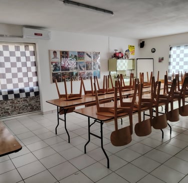 Bannière de la salle de séminaire équipée au style industriel, idéale pour les réunions d'entreprise