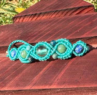 Brazalete tejido a mano con mezcla de diversos minerales.