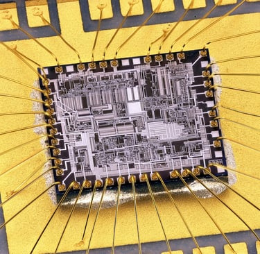 Wire bonding on gold pad metallurgy semiconductor die