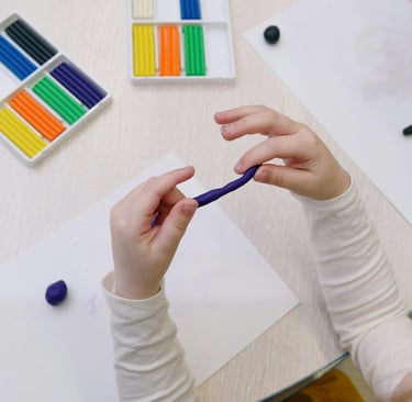 explorando su creatividad con plastilina