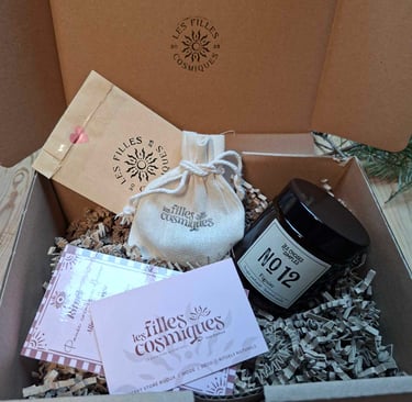 Coffret cadeau Cocon d'hiver ouvert, révélant un assortiment d'objets