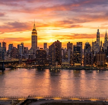Skyline de Nova York ao entardecer com prédios iluminados nos Estados Unidos