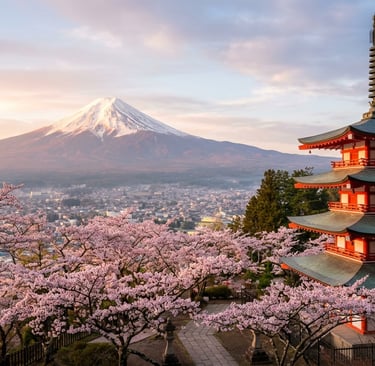 Templo no Japão com Monte Fuji e cerejeiras ao amanhecer