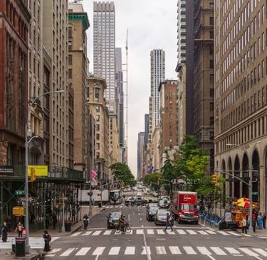 Rua urbana movimentada entre prédios altos em Midtown Manhattan