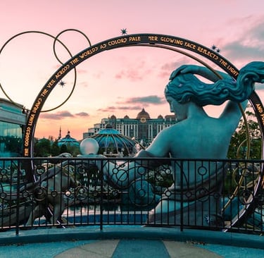 státua feminina de costas com moldura circular inscrita contra o céu rosado em Orlando