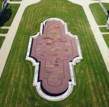 Vue aérienne d'un jardin formel géométrique avec des allées de pelouse symétriques et un parterre de