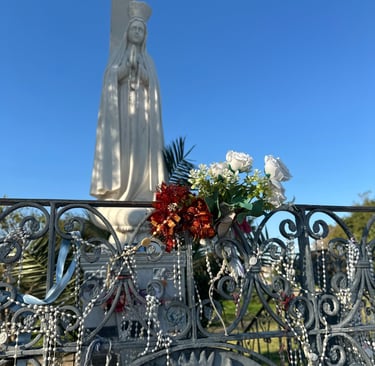 monumento del mirador  de la virgen de fatima decorado con flores en victoria entre rios