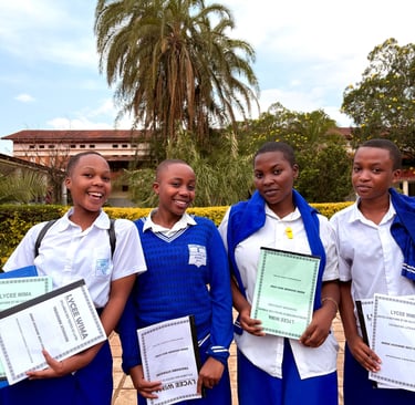 élèves dans la cour intérieure du lycée wima, Octobre 2025