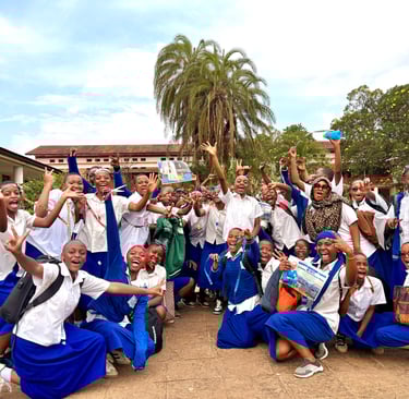 Elèves du Lycée Wima dans la cour intérieure, Décembre 2025