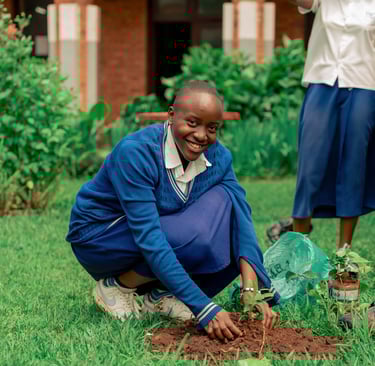 Elève du lycée Wima plantant un arbre, Décembre 2024