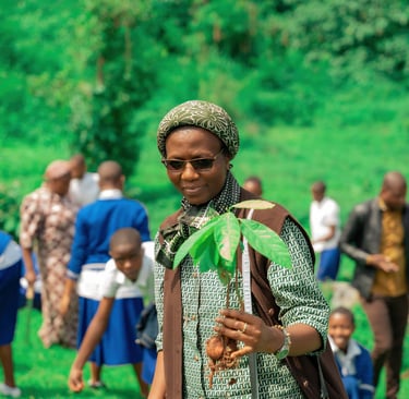 Révérende Soeur Antoinette Shakanya, plantant un arbre avec les élèves, le 5 Décembre 2025