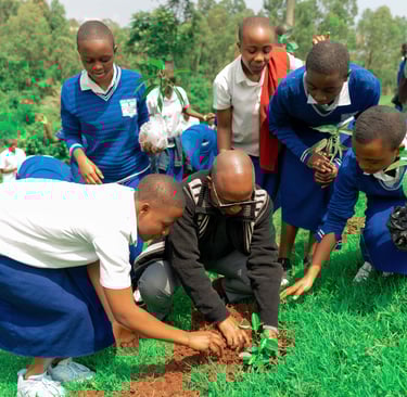 Monsieur le Proviseur du Lycée Wima plantant un arbre avec des élèves, journée de l'arbre 2025