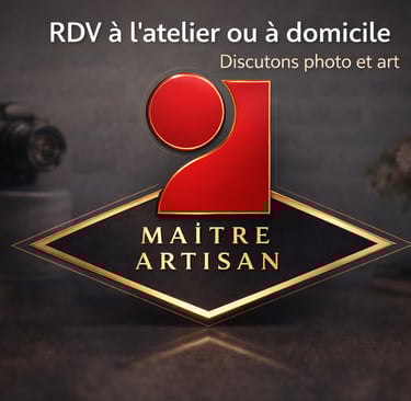 Logo Maître Artisan photographe d'art rouge et or avec appareil photo professionnel en arrière-plan.