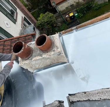 Pose d'un abergement de cheminée en zinc sur mesure par un couvreur à Montmorency (95).