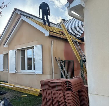 Pose de tuiles neuves sur liteaux et écran sous-toiture lors d'une rénovation à Montmorency.
