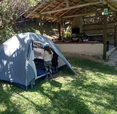 Acampamento em camping estruturado com a Barraca de Camping Mh100 para 4 pessoas Quechua