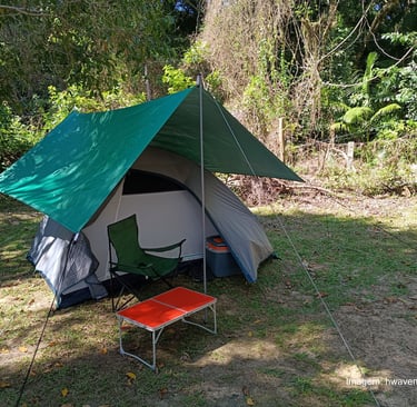 acampamento montado com barraca, toldo, mesa portátil e cadeira