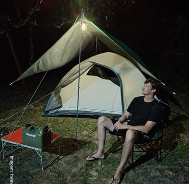 acampamento solo a noite com luz do lampião