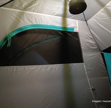 parte interna da barraca a noite iluminada pela luz do lampião