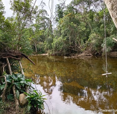 Balanço sobre a água cristalina na Vargem do Braço