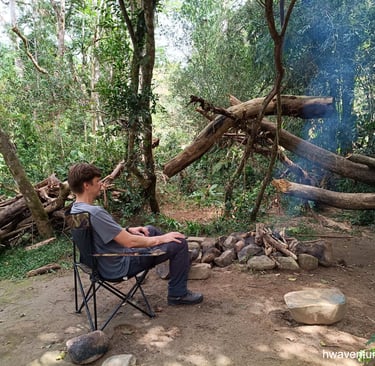 Apreciando a fogueira no acampamento