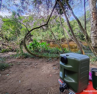 Mesa com o galão de água, e a vista para o rio da Vargem do Braço