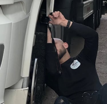 Kfz Gutachten nimmt Schadem am Fahrzeug auf