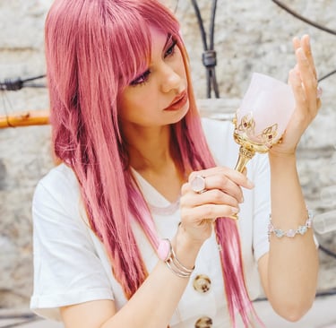 mujer con una copa hecha de de cuarzo rosa