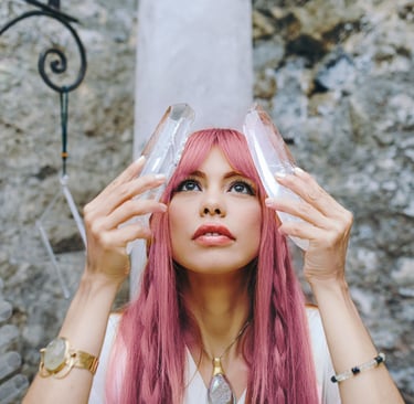 Mujer con 2 torres de cuarzo cristal