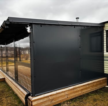 Skaidrūs tentai terasai su tamsinta šonine siena privatumo užtikrinimui