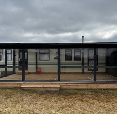 Priekinis terasos vaizdas su skaidriais tentais Mažeikiuose