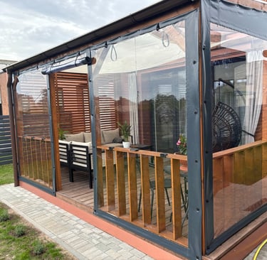 Skaidrūs tentai terasai Kretingoje prie medinės terasos