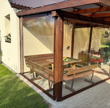 rudas tentas su juoda furnitūra