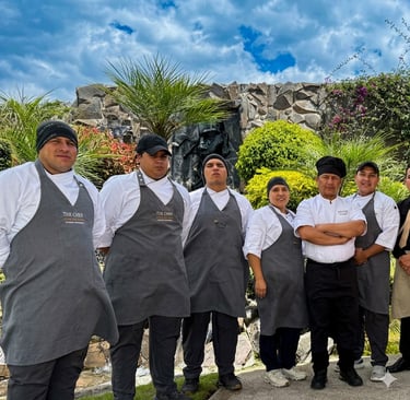 Equipo de chef´s profesionales de The Chef Catering posando en un evento en Quito, Ecuador