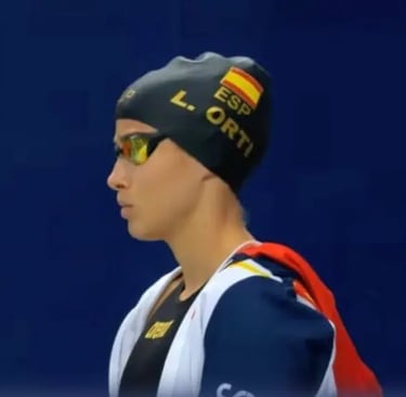 Nadadora del club valenciano de natación compitiendo con españa
