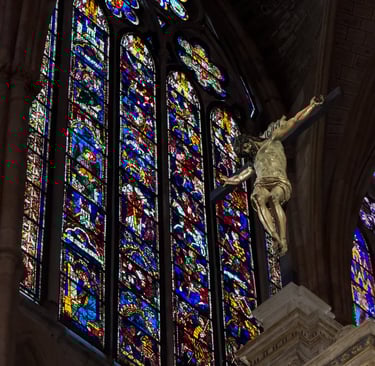 Vidrieras góticas de la Catedral de León Iluminando el templo