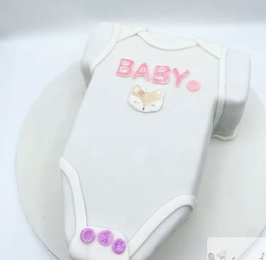gâteau baby shower , renard, gâteau en forme de body blanc