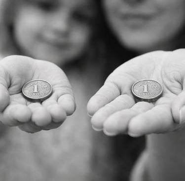 Czarno-biała fotografia przedstawiająca dłonie dziecka i dorosłej kobiety wyciągnięte do przodu. Na 