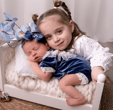 Neonata con sorellina durante servizio fotografico newborn in studio a Milazzo – Primi Frames