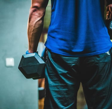 Pessoa realizando exercício de musculação com foco em hipertrofia muscular