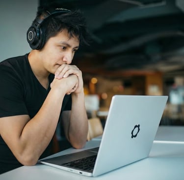 Chico tomando el curso