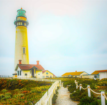 Photo of CA lighthouse in woggy weather
