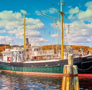 Photo of old ship tied to pier