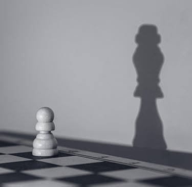 Photo en noir et blanc représentant la croissance stratégique sur un échiquier, son ombre se projette en forme de ROI.